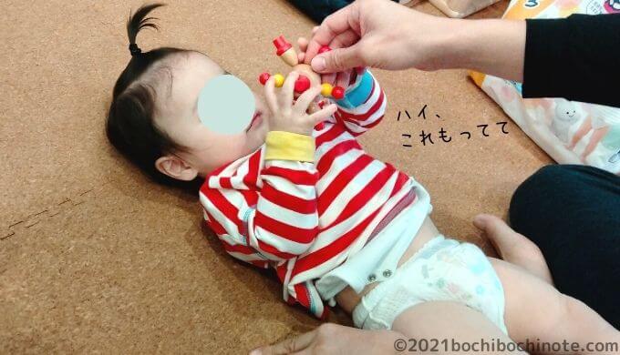 1歳1か月の生態　オムツ交換時におもちゃで気を引かされる1歳児