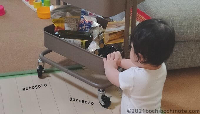 1歳0か月の生態　ワゴンで遊ぶ赤ちゃん