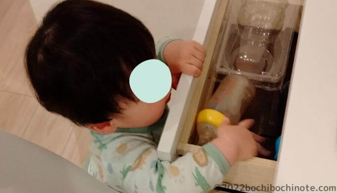 1歳3か月の生態　引き出しに哺乳瓶を入れる1歳児