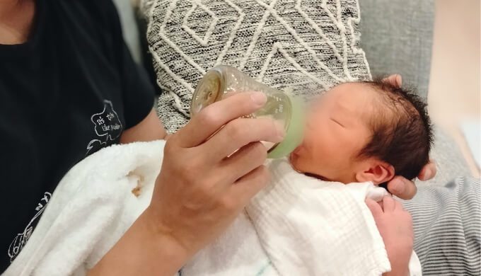 新生児の生態　ミルクを飲みながら眠る赤ちゃん