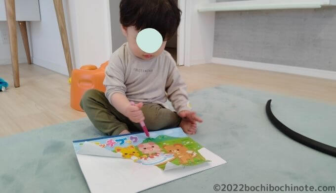 1歳7か月の生態　お絵かき帳の表紙に絵を描く1歳児