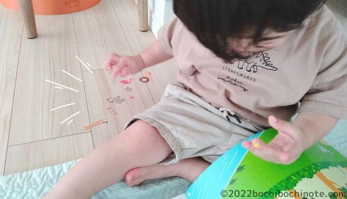 1歳8か月の生態　シールを床にはる1歳児