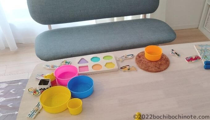 1歳7か月の生態　1歳児がテーブルに並べたおもちゃ